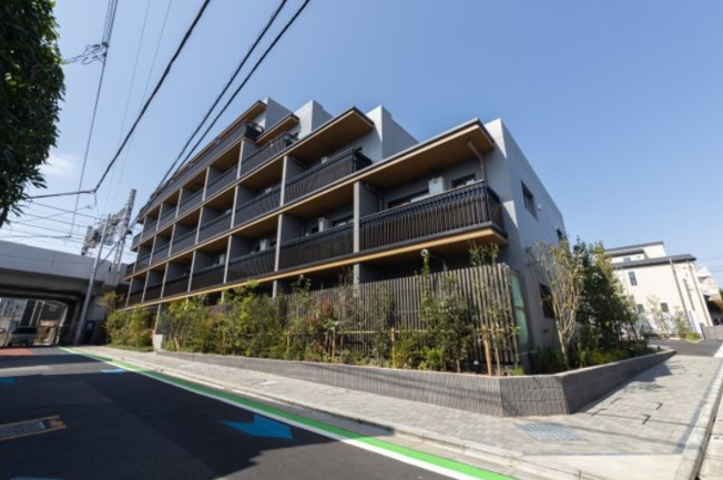 【外観】 | RESIDENCE　KOENJI | 鉄筋コンクリート造のがっちりとした建物。