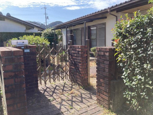 白石２丁目　現況渡し 接道なしの中古住宅の玄関