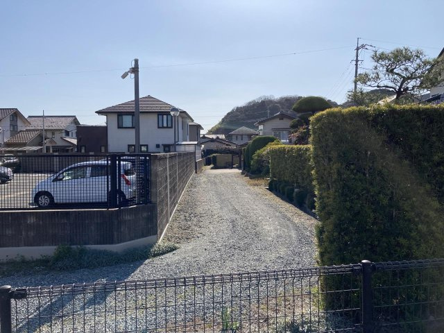 白石２丁目　現況渡し 接道なしの中古住宅の前面道路含む現地写真