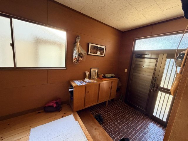 白石２丁目　現況渡し 接道なしの中古住宅の玄関