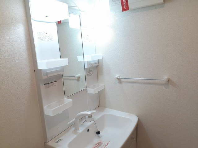 イースト３３０　Ⅱの洗面所|ゆったりとスペースのある洗面所
