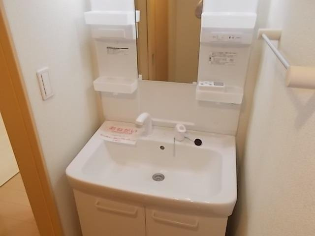 エスポワール石岡の洗面所|コンパクトで使いやすい洗面所