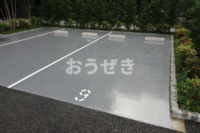 ＧＥＮＯＶＩＡ新子安の駐車場