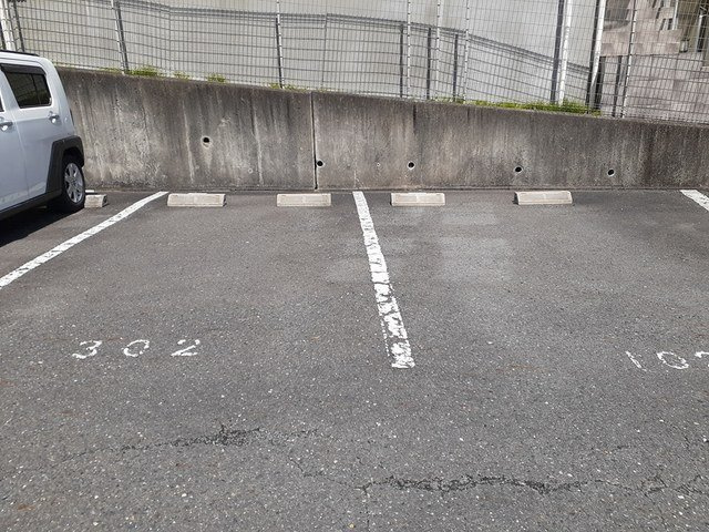 【駐車場】 | ノースヒルズ | 駐車場に車を止められます