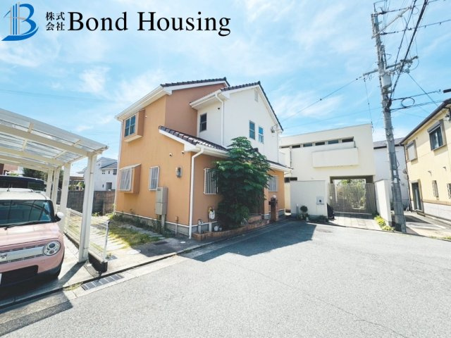令和8年10月リフォ予定　駐車２台　大久保町大窪　中古戸建の前面道路含む現地写真