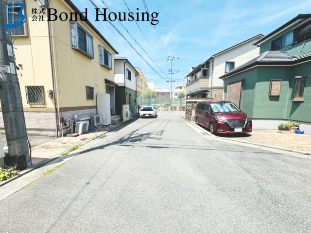 令和8年10月リフォ予定　駐車２台　大久保町大窪　中古戸建の前面道路含む現地写真