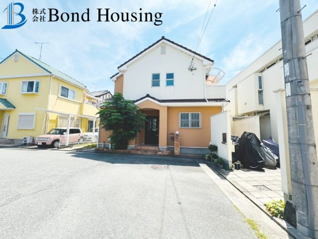 令和8年10月リフォ予定　駐車２台　大久保町大窪　中古戸建の前面道路含む現地写真