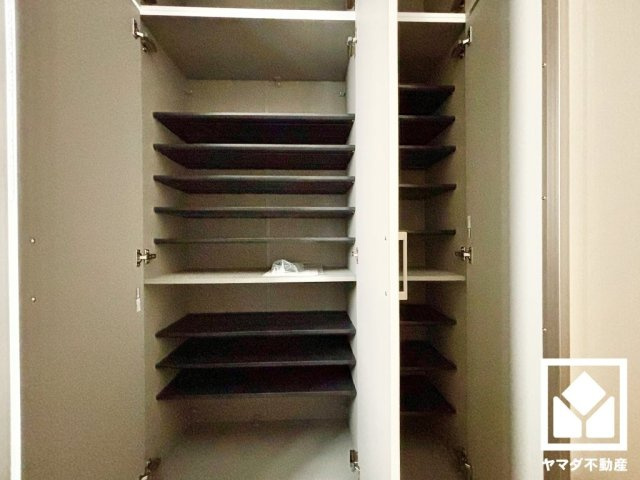 ハートフルタウン尼崎東園田3丁目の収納|玄関にはシューズボックスを設置。家族の靴もしっかり収納できるので、玄関がいつも片付き、気持ちよくお客様を迎えられます。