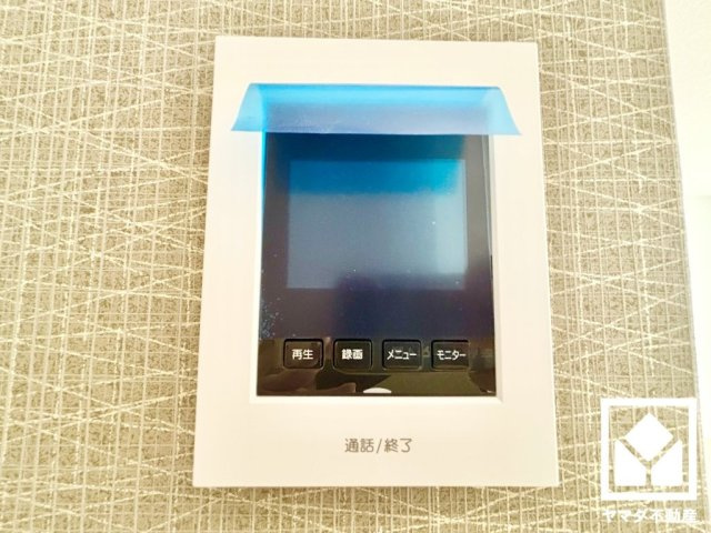 ハートフルタウン尼崎東園田3丁目の防犯設備|突然の来訪時にも防犯面で心強いモニター付きインターホンを設置。お留守番中のお子様も、室内からスムーズに相手の確認ができます。
