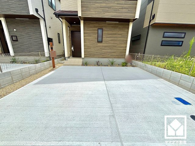 ハートフルタウン尼崎東園田3丁目の駐車場|駐車スペースを並列2台分確保。重い荷物や雨の日の移動もスムーズで、快適なカーライフを実現。来客時にも便利です。