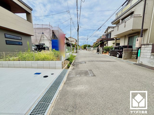ハートフルタウン尼崎東園田3丁目の前面道路含む現地写真|前面道路幅員約6.09mとゆったりとした広さがあるのでファミリーカー等の車の出入りもしやすい立地です。