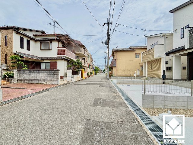 ハートフルタウン尼崎東園田3丁目の前面道路含む現地写真|ZEH水準の優れた断熱・省エネ性能を備えており、毎日の冷暖房効率を高めます。日々の暮らしの快適性にも配慮された住まいです。