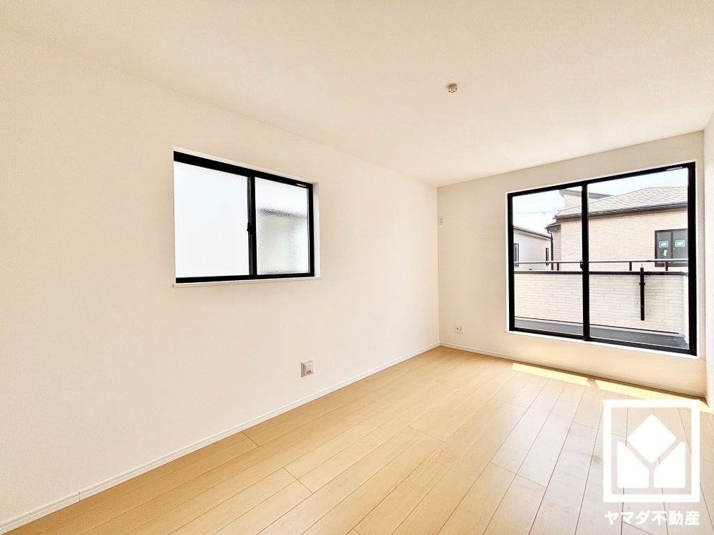 ハートフルタウン尼崎東園田3丁目の洋室|約7.5帖の2階洋室です。全居室フローリングでお掃除ラクラクです。