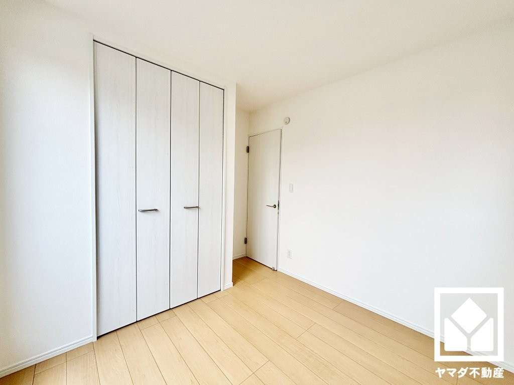 ハートフルタウン尼崎東園田3丁目の洋室|約4.5帖の2階洋室です。独立したお部屋なのでプライベートな時間をゆったり過ごせそうです。