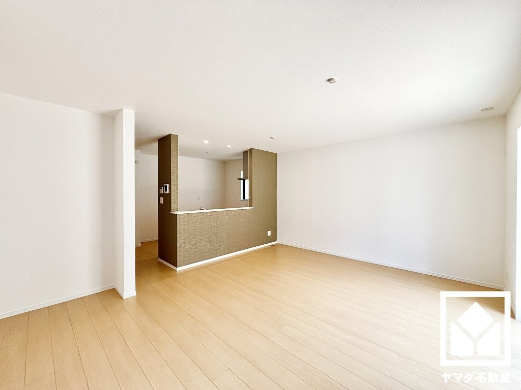 ハートフルタウン尼崎東園田3丁目の居間・リビング|広々18帖のLDKが魅力。家族全員がリラックスできる、ゆったりとした快適リビングで温かい団らんの時間を。