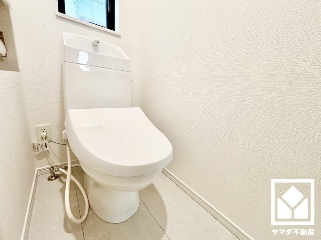ハートフルタウン尼崎東園田3丁目のトイレ|明るく清潔感溢れるトイレです。1階・2階の2か所に設置されているので、朝の忙しい時間帯も混雑を避けやすい間取りです。温水洗浄便座付きで、季節を問わずいつでも温かい便座をお使いいただけます。