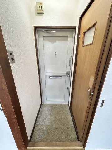 高津サンハイツの玄関
