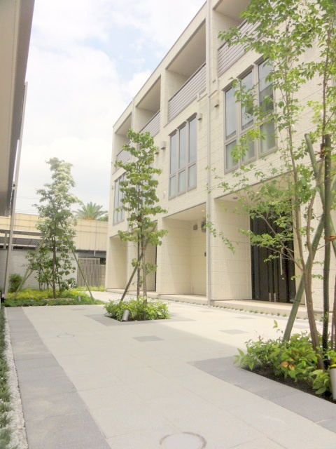 Ｃｈｅｚ－Ｍｏｉ多摩川Ａ棟のその他共用部分|優雅な植栽と光が出会う中庭