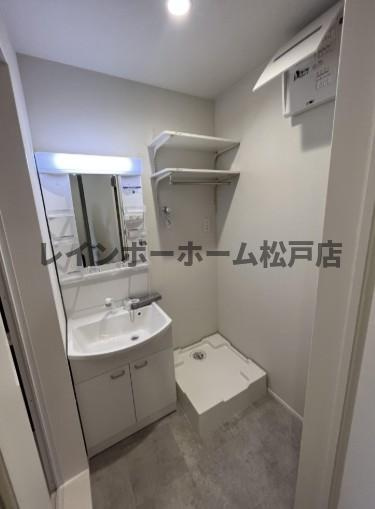 八潮市八潮４丁目のアパートの独立洗面台