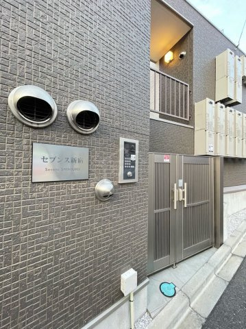 新宿区新宿７丁目のアパートのエントランス