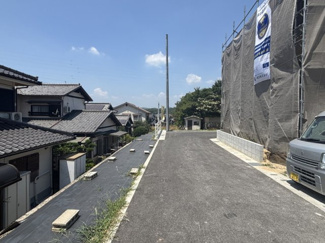 【前面道路含む現地写真】 | 新築　リーブルガーデン鴨方町六条院中　全2棟 | 敷地前の延長敷地部分