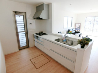 【内観：施工例】 | 新築　リーブルガーデン鴨方町六条院中　全2棟 | 同仕様キッチン