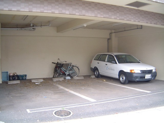 ツインコート調布B棟の駐車場