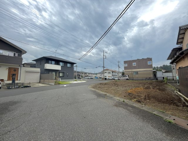 【前面道路含む現地写真】 | 【中岡本町第1期　現地外観】
※令和８年８月時点