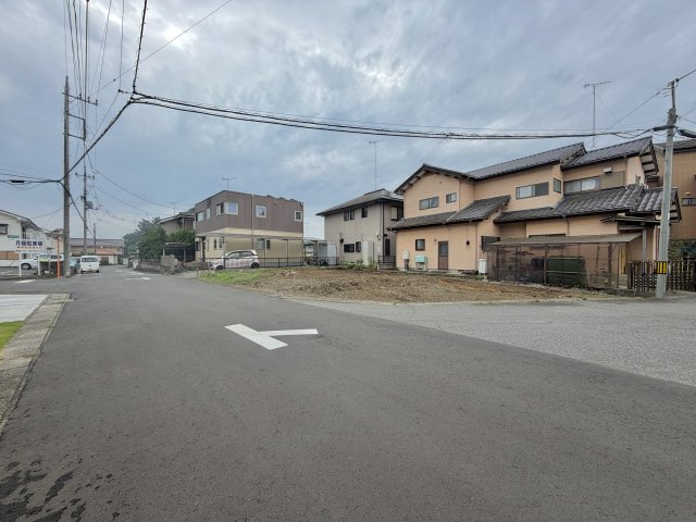 【前面道路含む現地写真】 | 【中岡本町第1期　現地外観】
※令和８年８月時点
