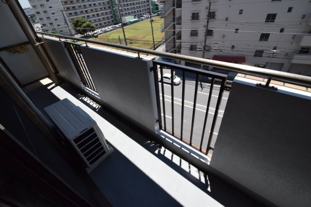 リアライズ市川原木のバルコニー|明るいバルコニー（写真は別号室です）