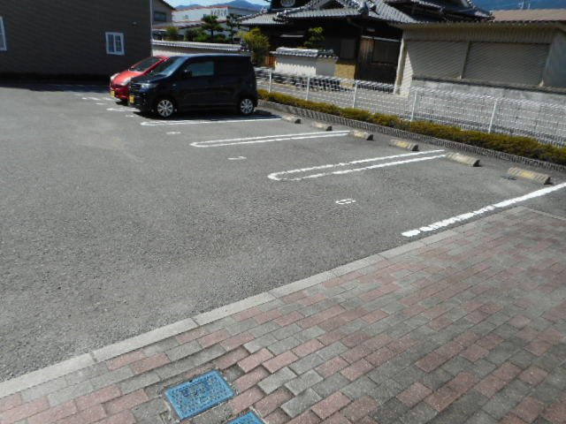 【駐車場】 | ベリエ・エトワールⅡ | 駐車場があるので、車を買う予定の方も安心です