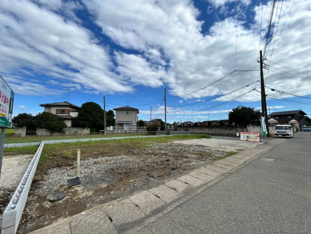 【前面道路含む現地写真】 | 【飯塚町第８期　現地外観】
※令和８年９月時点