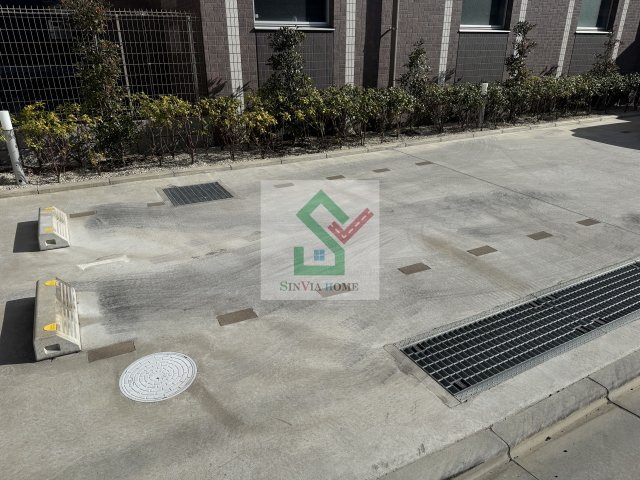 ジンプレシャスの駐車場