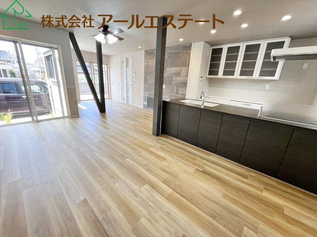 高砂市美保里　　　中古戸建の居間・リビング