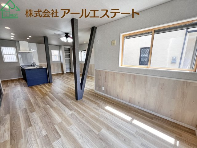 高砂市美保里　　　中古戸建の居間・リビング