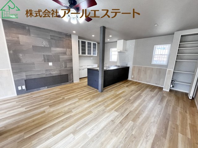 高砂市美保里　　　中古戸建の居間・リビング