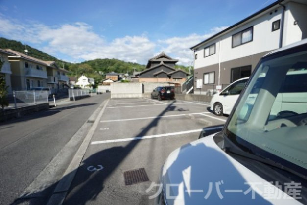 コーポニューハピネスの駐車場