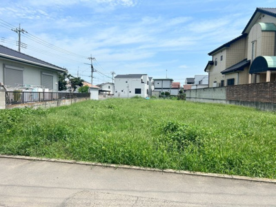 【前面道路含む現地写真】 | 【飯塚町第９期　現地外観】
※令和８年７月時点
