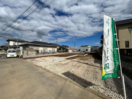 【前面道路含む現地写真】 【前面道路含む現地写真】 | 【飯塚町第9期 現地外観】
※令和8年7月時点