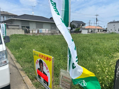 【前面道路含む現地写真】 | 【飯塚町第９期　現地外観】
※令和８年７月時点