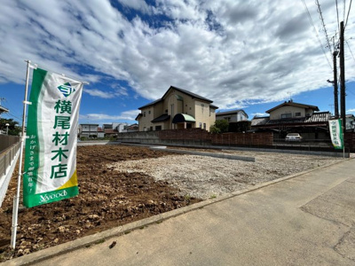 【前面道路含む現地写真】 | 【飯塚町第９期　現地外観】
※令和８年７月時点