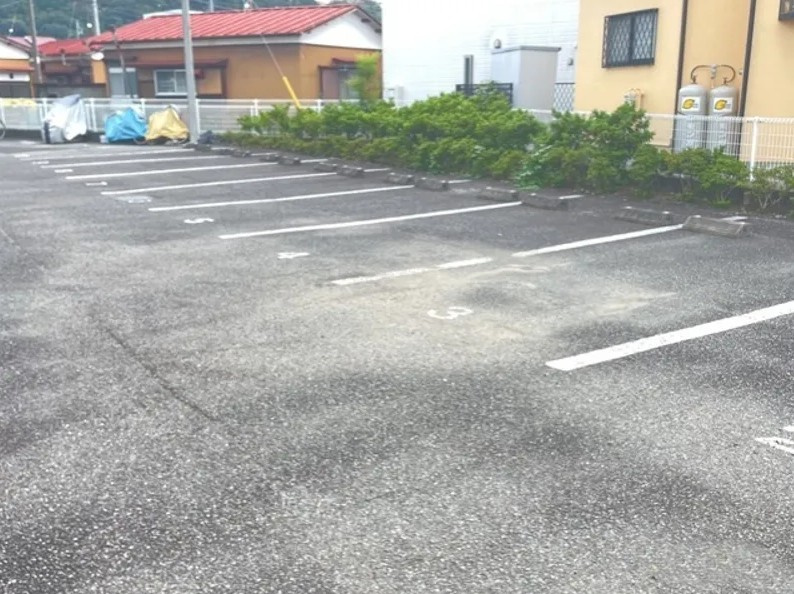 レオパレスプレジオFの駐車場