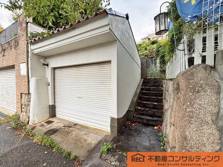 神戸市灘区篠原伯母野山町3丁目　中古戸建の駐車場