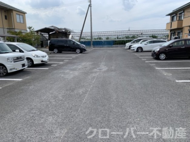 フラワーランド D棟の駐車場