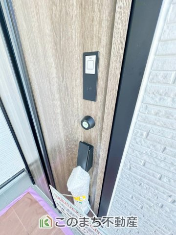 グラファーレ宇都宮市針ヶ谷町2期の設備|玄関のカギはワンタッチでダブルロックが可能なカードキーを採用しております☆
