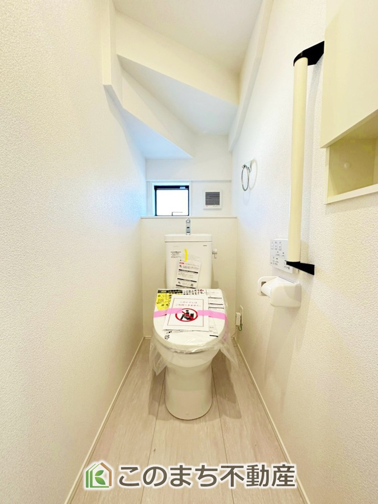 グラファーレ宇都宮市針ヶ谷町2期のトイレ|小窓から換気ができて清潔なトイレスペース☆温水洗浄便座搭載です！
