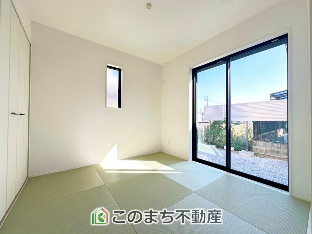 グラファーレ宇都宮市針ヶ谷町2期の和室|お子様のお昼寝にも便利な和室です。大きな窓から暖かな日差しが差し込みます♪
