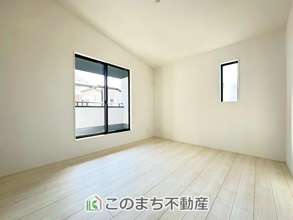 グラファーレ宇都宮市針ヶ谷町2期の洋室|柔らかい陽光が差し込む明るいお部屋を演出する設計。彩光の取れる窓が気持ちの良いお部屋を創り上げます。
