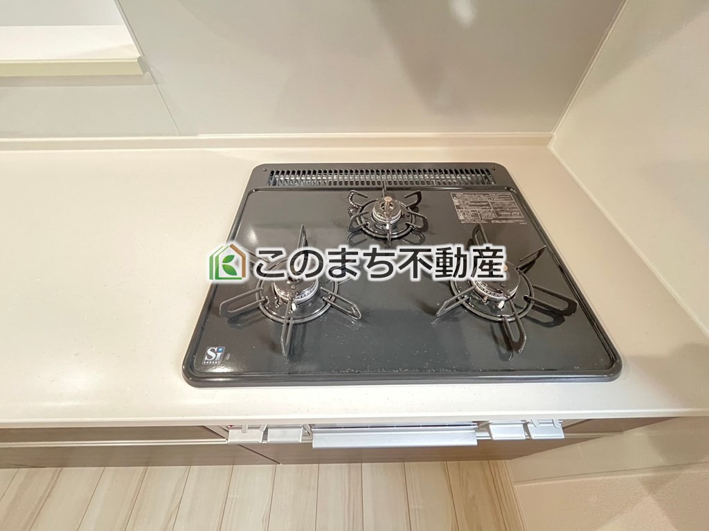 グラファーレ宇都宮市針ヶ谷町2期のキッチン|三ツ口コンロ採用で、同時調理もスムーズ◎！お料理を並べられるカウンター付きで、配膳・片付けをサポート！リビングで過ごすご家族とコミュニケーションを楽しみながら作業可能です♪