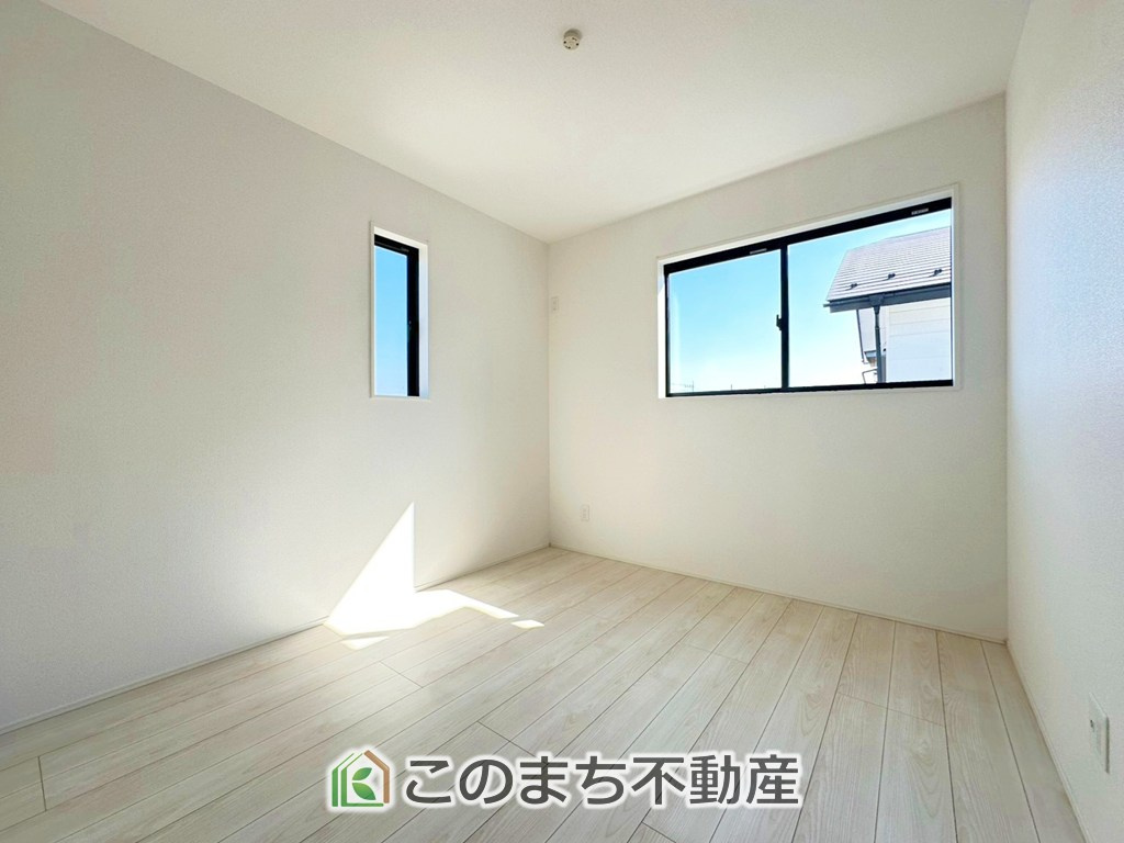 グラファーレ宇都宮市針ヶ谷町2期の洋室|居室のサッシにはペアガラスを採用しております。高い断熱性による省エネと結露対策に有効です。
